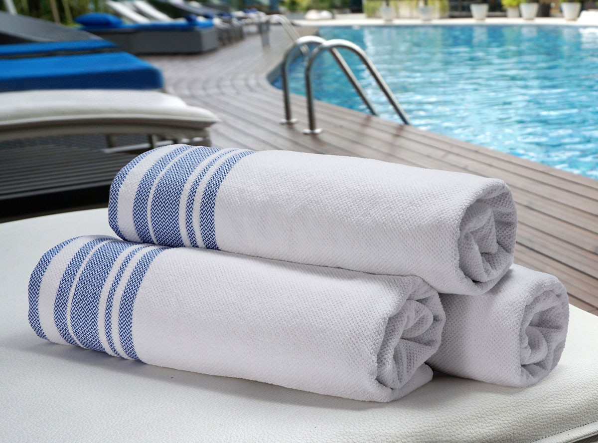 Poolhandtuch mit blauer Bordüre