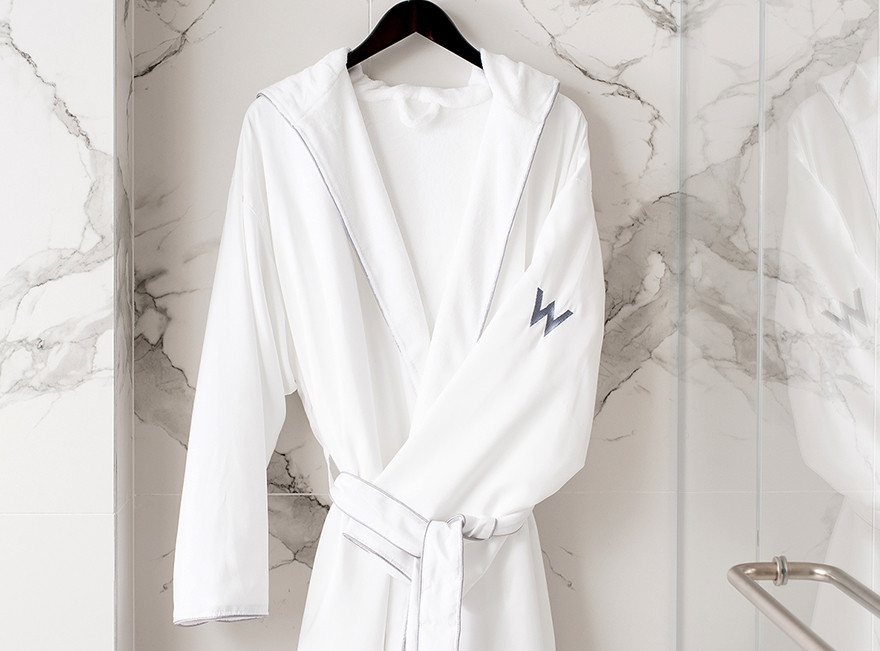 Albornoz con capucha gris W Hotels | Comprar albornoces de algodón 100 %, toallas, y más de W Hotels | W Hotels Store